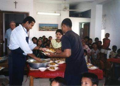 Duleep serverar barnen på Beth Myriam i Dhaka