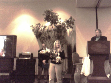 η εικόνα του Προσώπου του Ιησού εμφανίζεται θαυματουργικά πίσω από τη Βασούλα Ρύντεν στην ομιλία της στο Edmonton, Ontario 2006