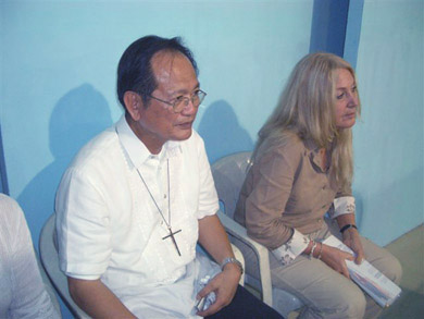 Bishop Teodoro Bacani invited Vassula to meet the El Shaddai Community's leader, Bro. Mike Velarde (in red) who in turn, was honored for Vassula to speak to the community