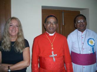 De volta ao convento ap�s o almo�o, Vassula com o Cardeal e o Bispo