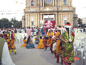 Dancers welcome Vassula