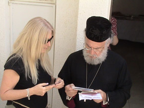 Vassula showing Father Chrysostomos photos