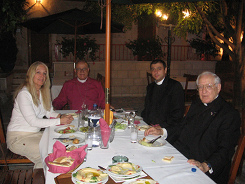 Vassula, a sua esquerda, Bispo Riah, Padre Hatem Shehadeh, e Padre Samir Habiby