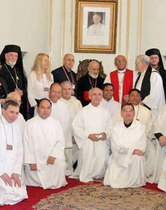 Hans Högvördighet Nasrallah Boutros Kardinal Sfeir, Den maronitiske Patriarken av Antiokia och hela Östern, i mitten, samt Vassula and prästerskapet