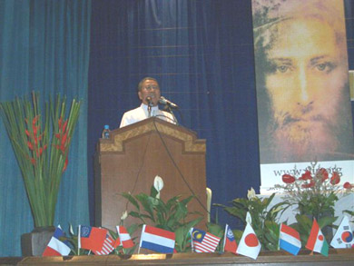 Fr. Joseph Wichitr Likhittham introduced Vassula to the audience of 500 people